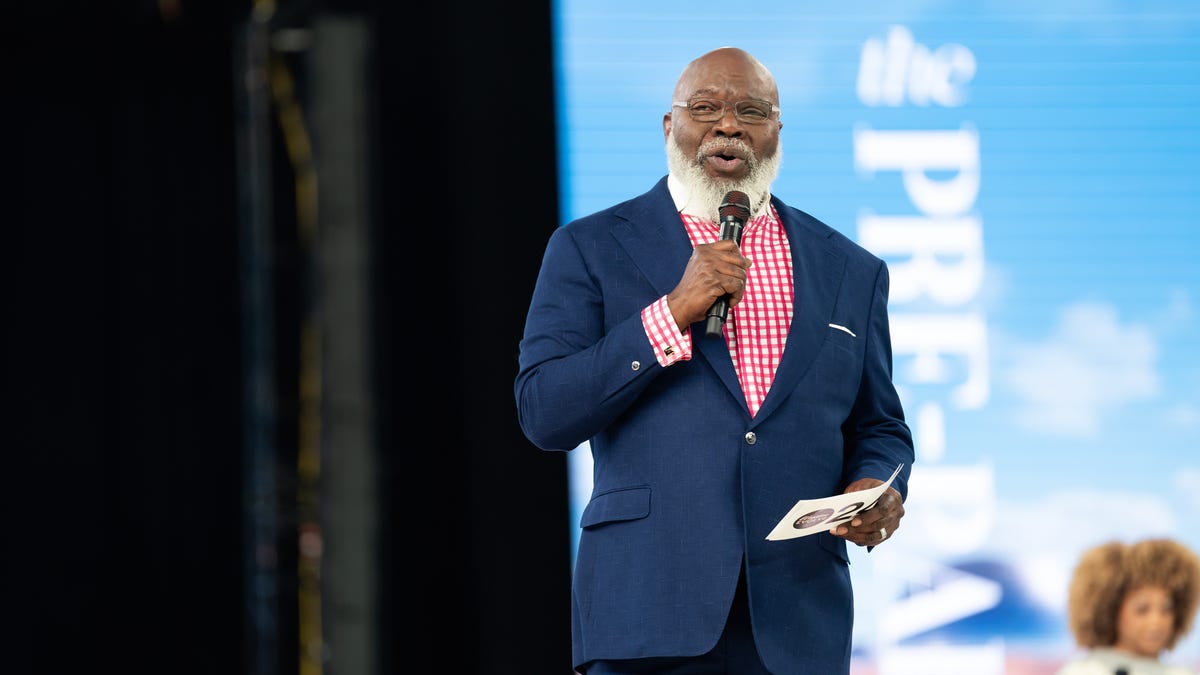 T.D. Jakes’ Lawyers Move to ID Creators of Fake YouTube Content [Video]