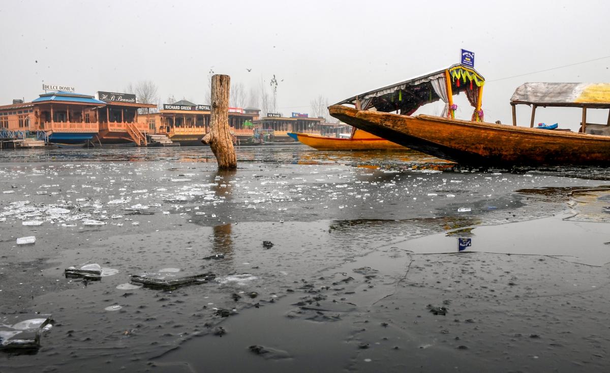 As temperatures drop to minus 8 in Kashmir, CM Omar Abdullah rushes back [Video]