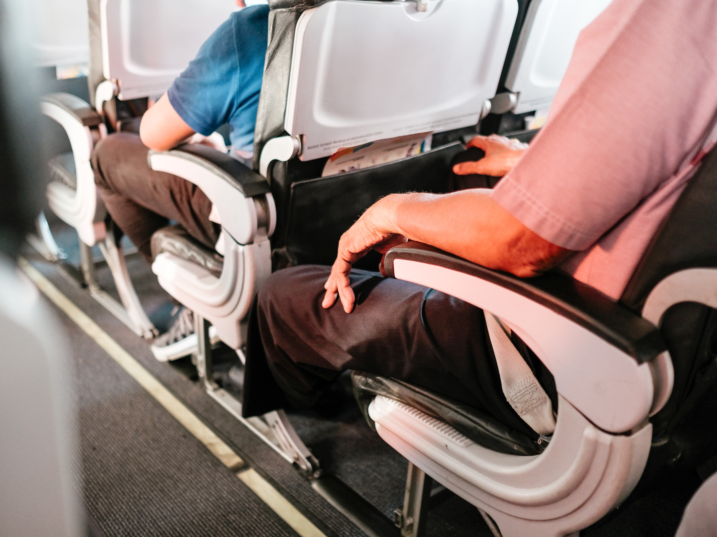 6-Foot-Tall Passenger Gains Sympathy Over Struggle of Economy Plane Seats [Video]