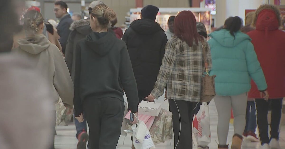 The mall comes alive on last shopping day  Boston 25 News [Video]