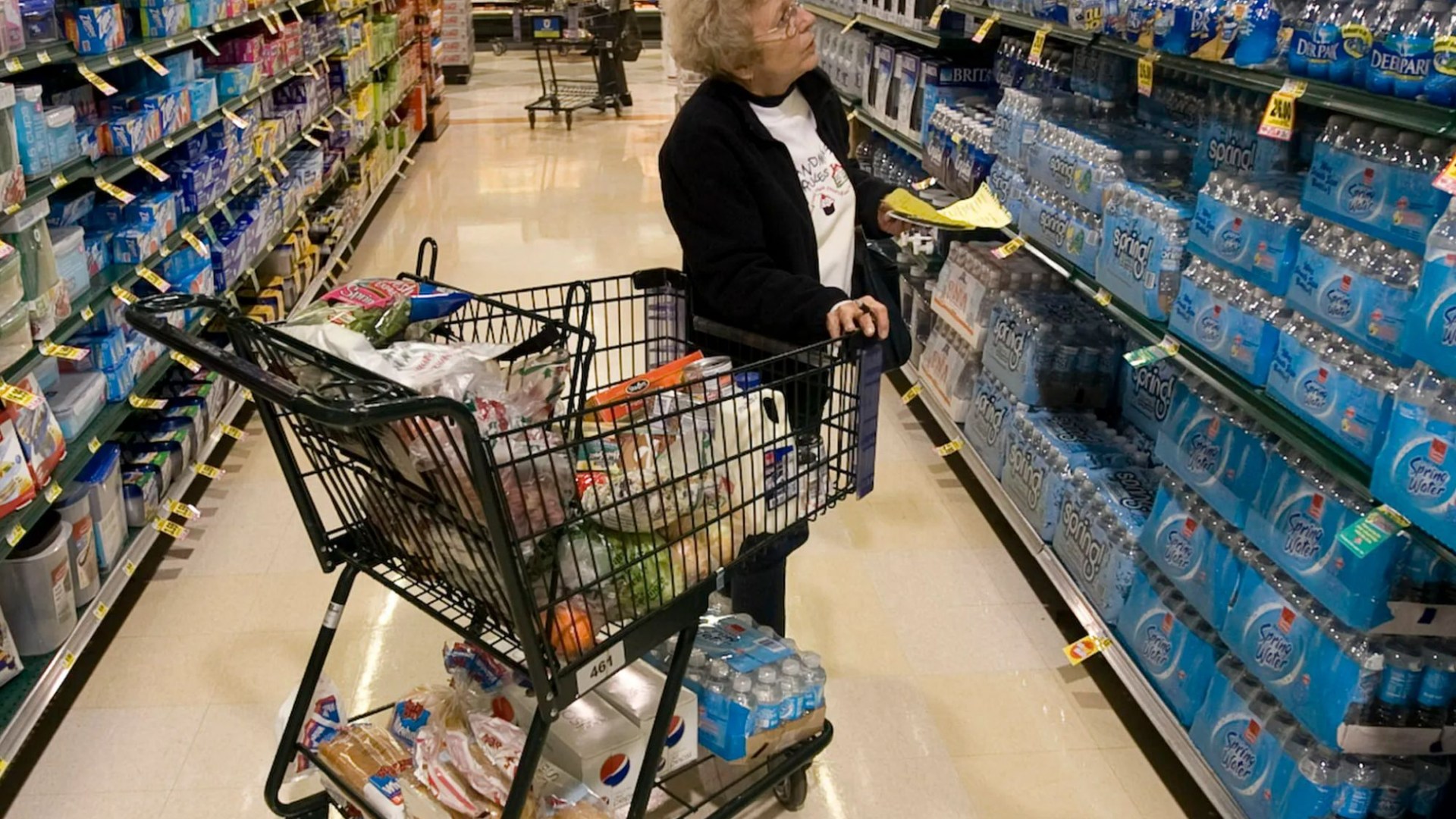 Harris Teeter says it’s ‘so sorry’ after shopper vows boycott – ‘only one register and 4 self-checkouts were working’ [Video]