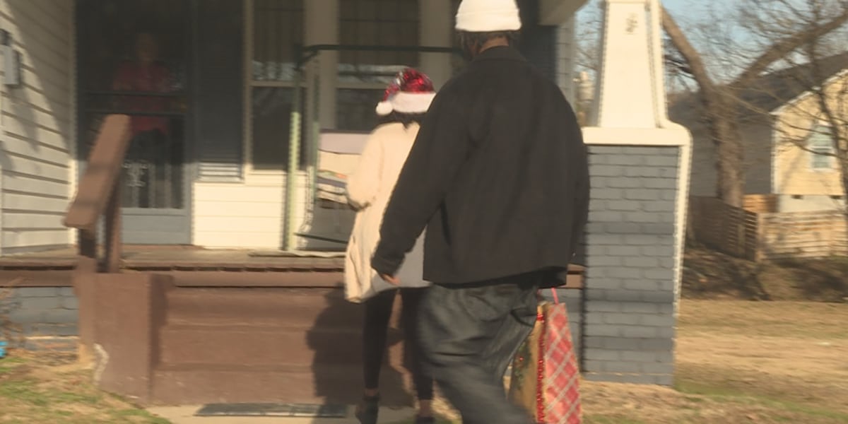 Hundreds get meals, presents thanks to Knoxville volunteer efforts [Video]