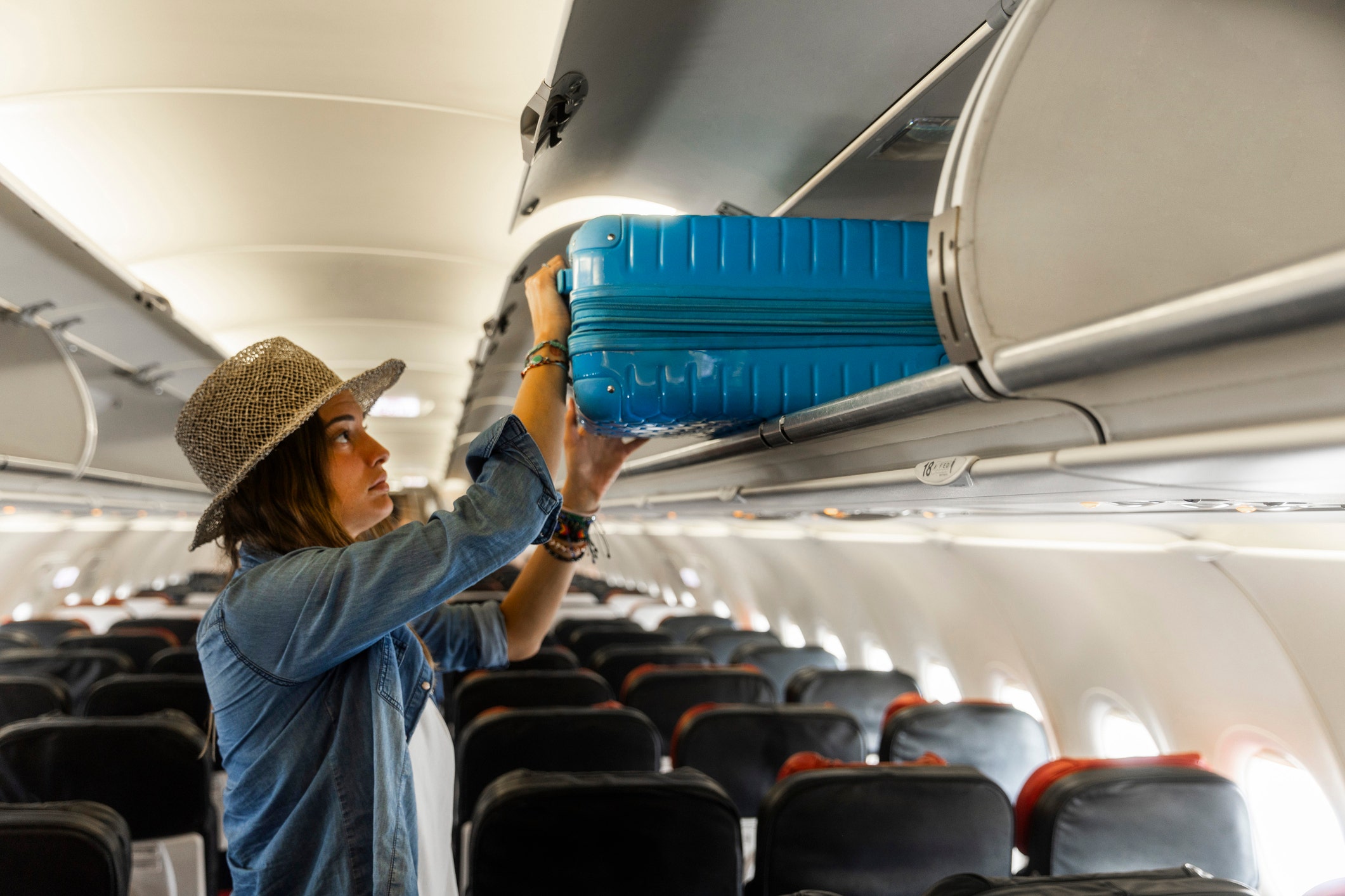 Flight passenger’s social media post on ‘overhead bin ownership’ sparks debate [Video]