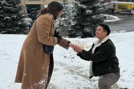 Watch: Ring vanishes into the snow during engagement photo shoot in Utah [Video]