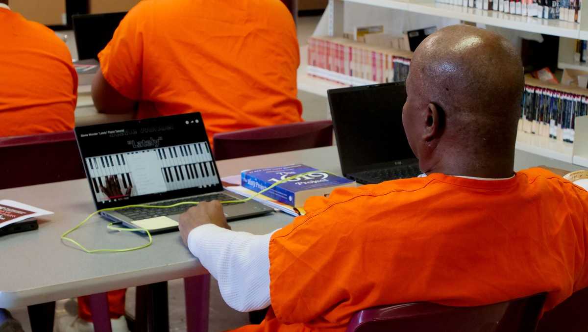 Inmates learn to code in prison [Video]