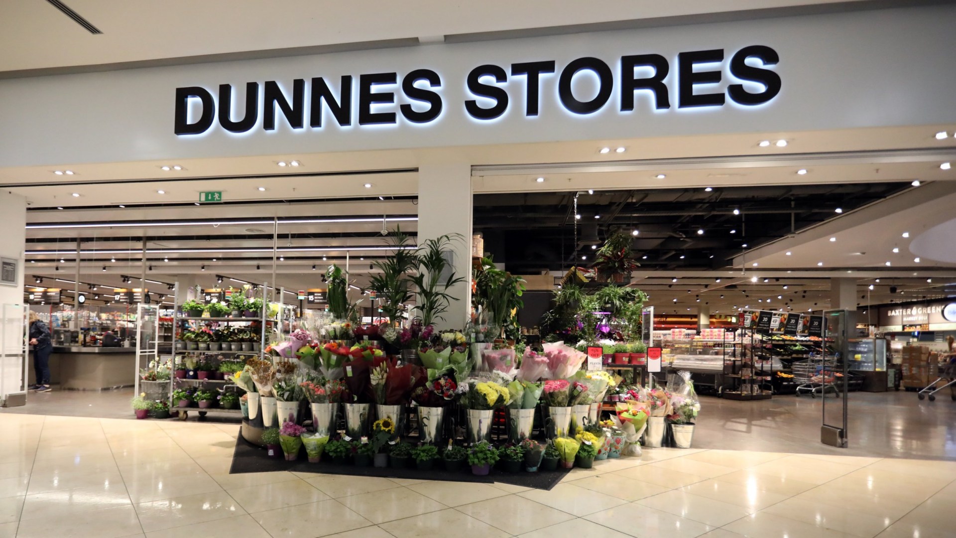 Shoppers set for frenzy as Dunnes Stores slash festive treats to halfprice including Christmas tins & chocolate [Video]