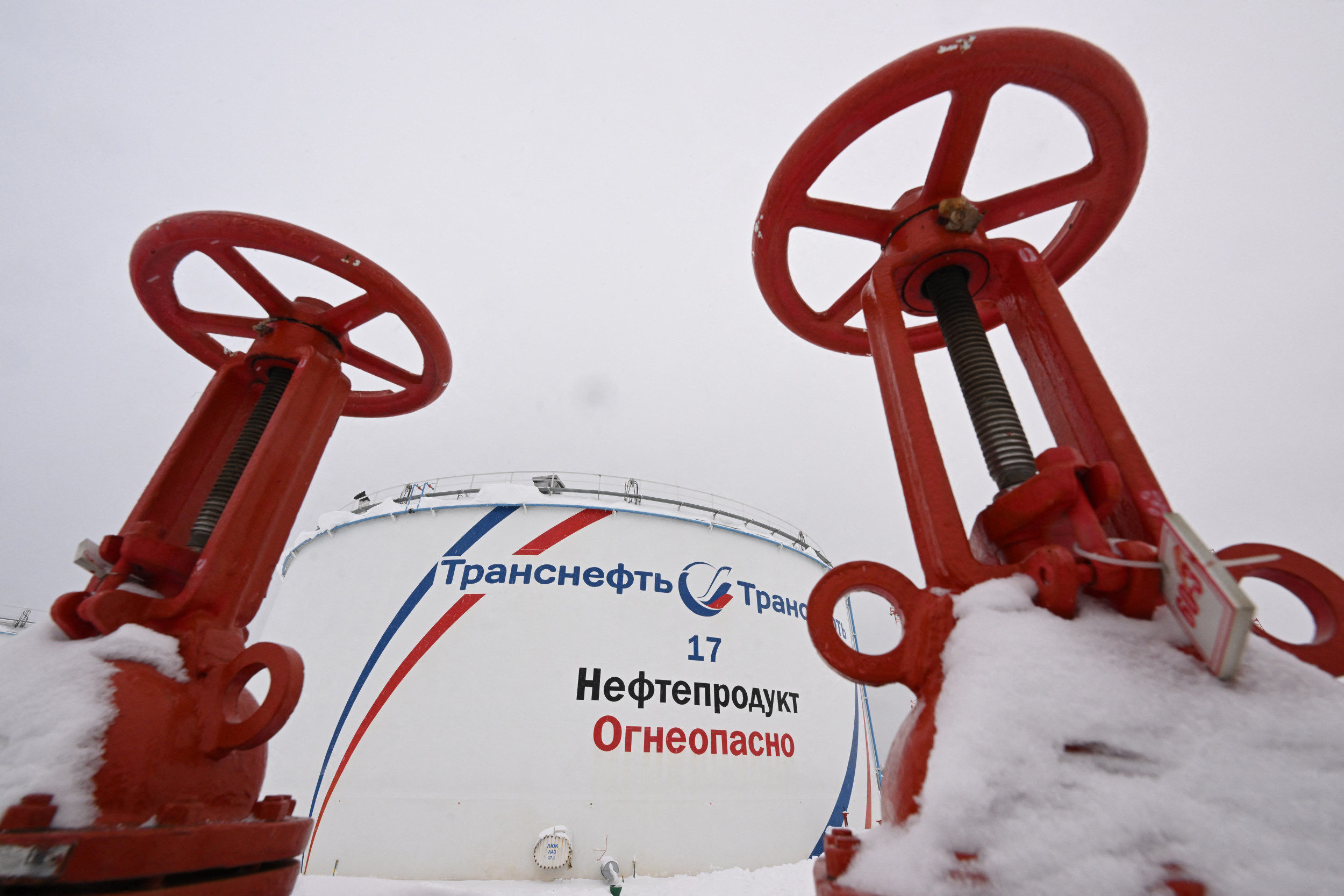 Russian Oil Production Collapses to 20-Year Low [Video]