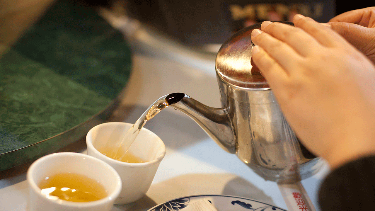 At-home ‘medicine ball’ tea, soothing and warm, could help kick a cold [Video]