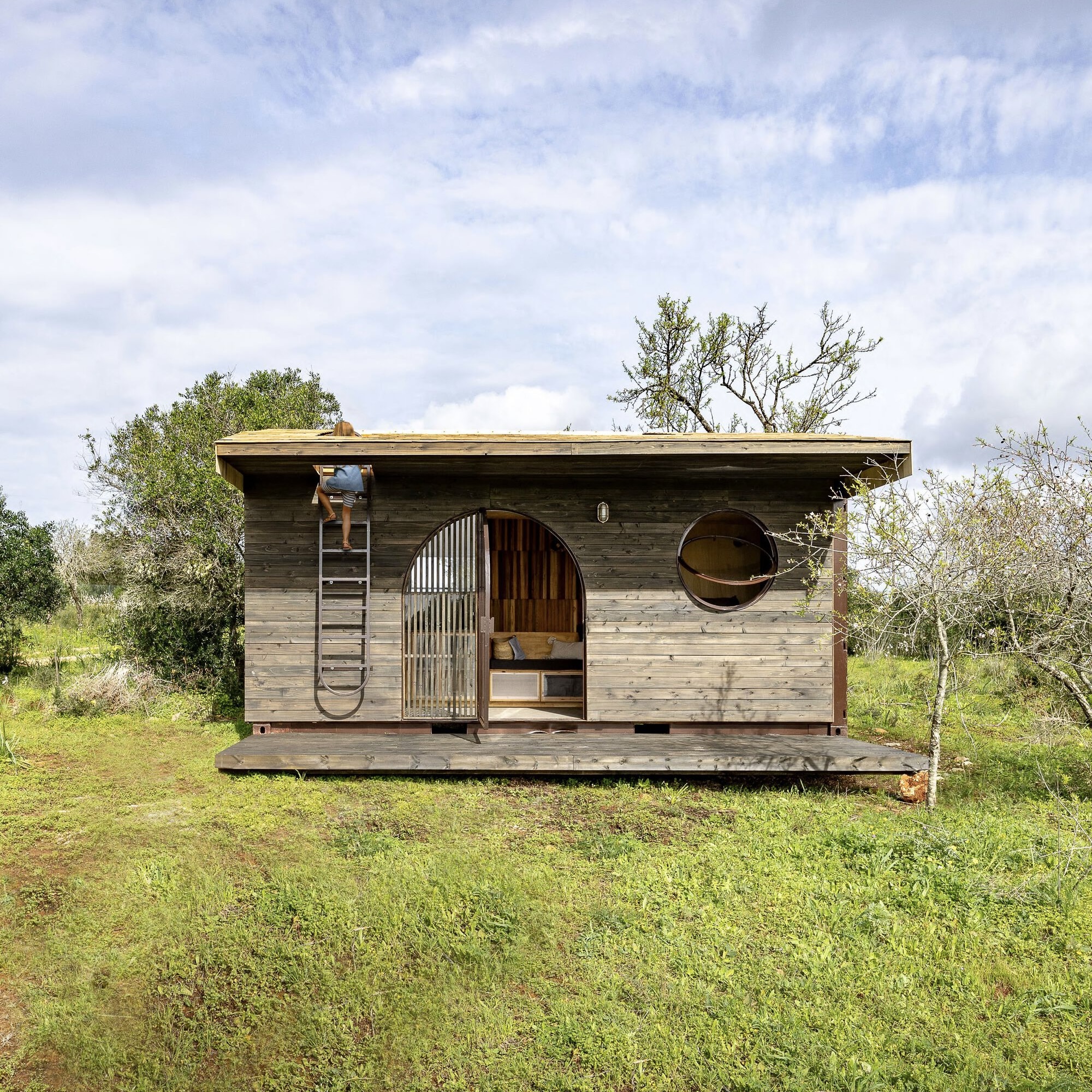 Cargo House / Madeiguincho | ArchDaily [Video]