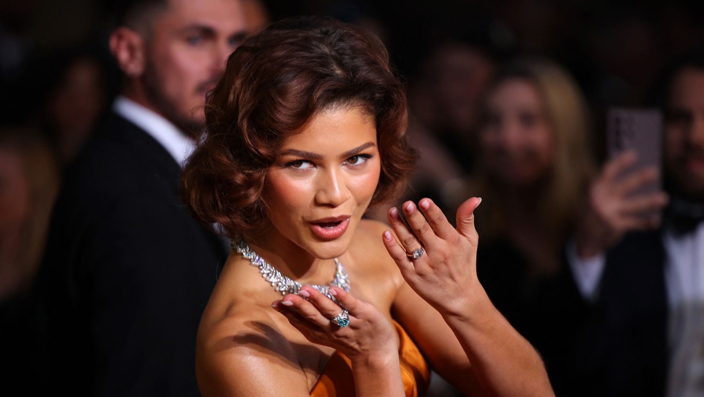 Golden Globes awards: Zendaya diamond ring speculates engagement [Video]