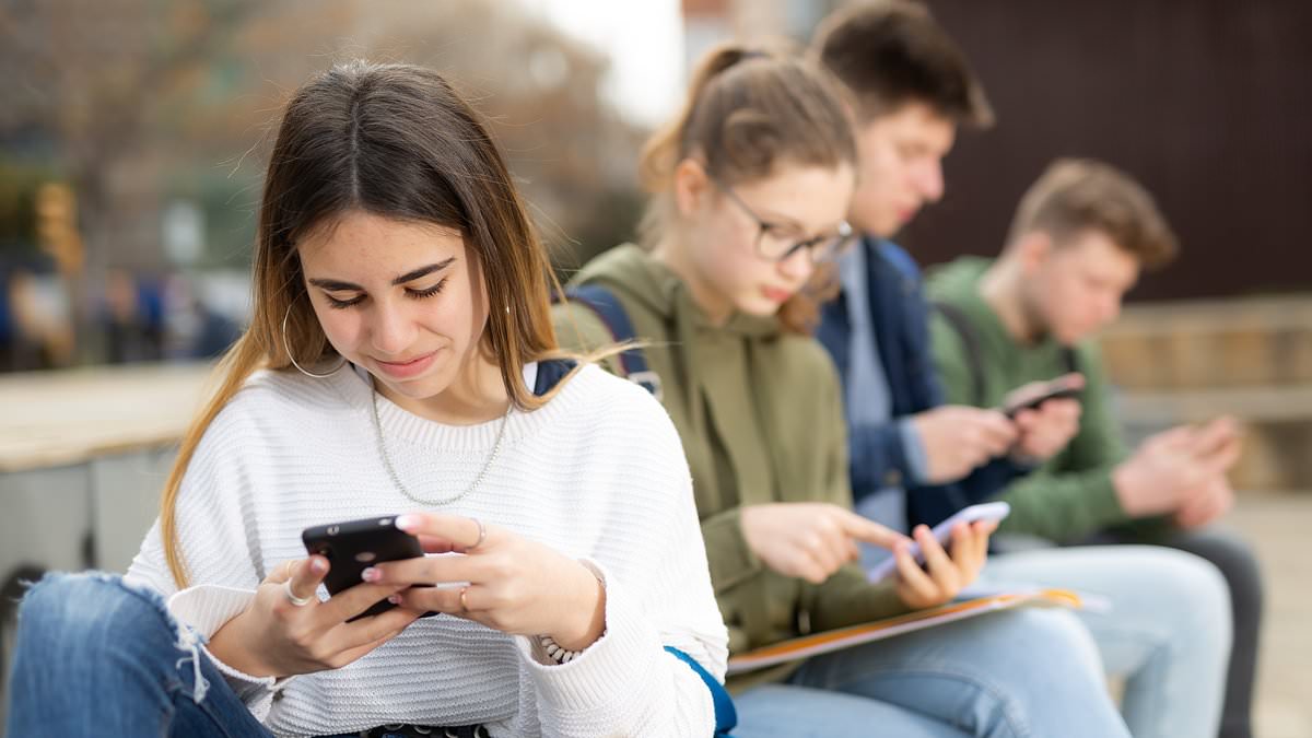 Florida school district reveals incredible effect of banning students from using cellphones on campus [Video]