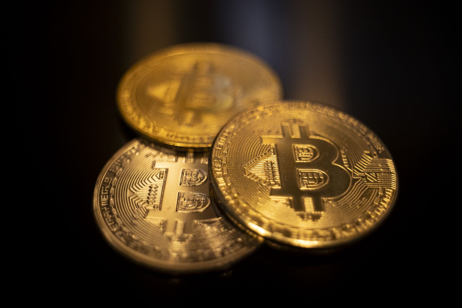 Bitcoin Tumbles As Positive Job Market Numbers Dim Hopes for Rate Cuts [Video]