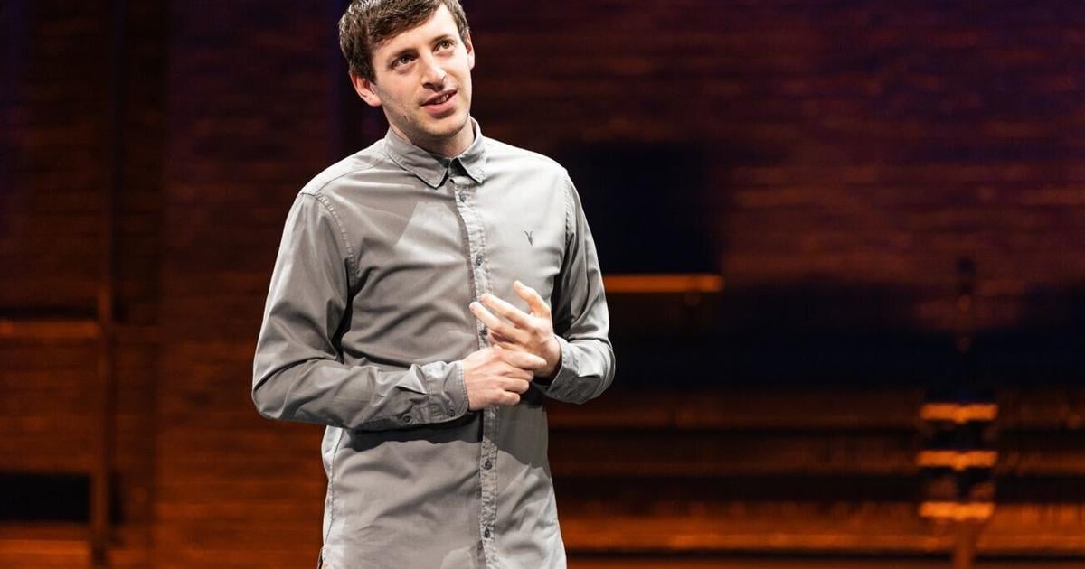 Dramatists Play Service Secures Acquisition of Acclaimed Solo Play, Just for Us, by Alex Edelman | PR Newswire [Video]