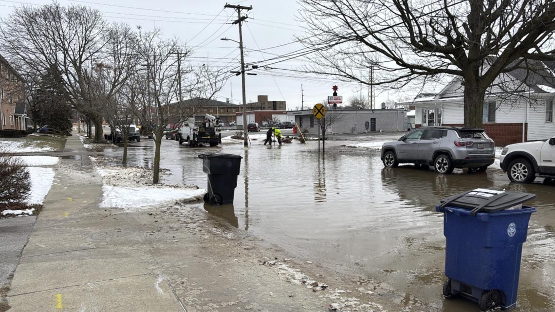 Water main break causes roadway flood in Bowling Green [Video]